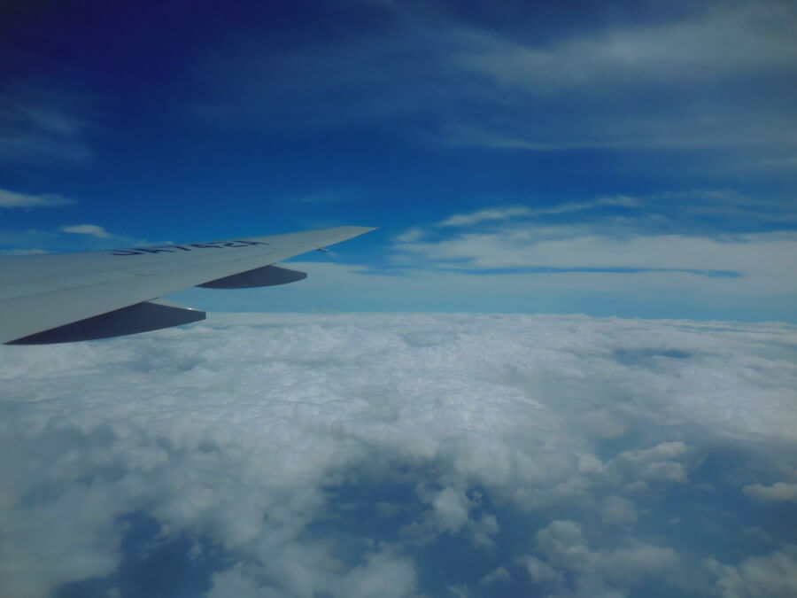 飛行機から空を見下ろす